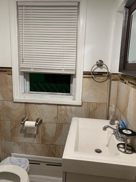 Building Photo - 404 70th St