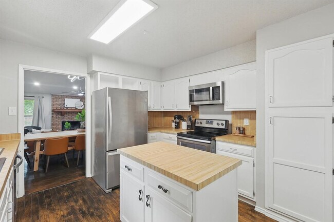 Building Photo - 5830 Jester Dr