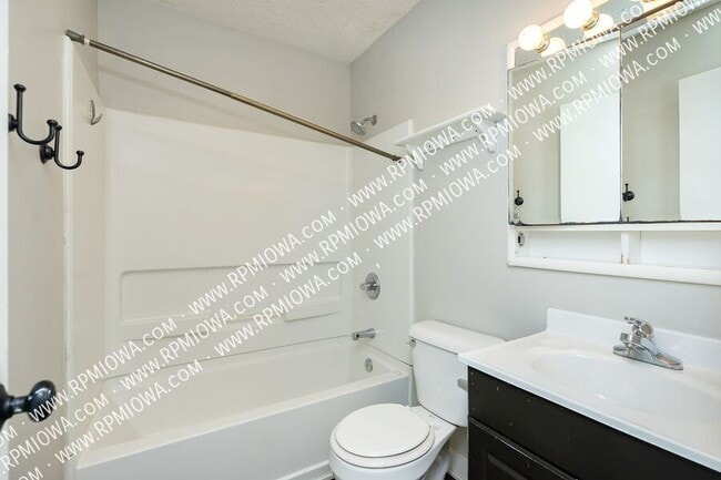 Building Photo - 312 NE Trilein Dr