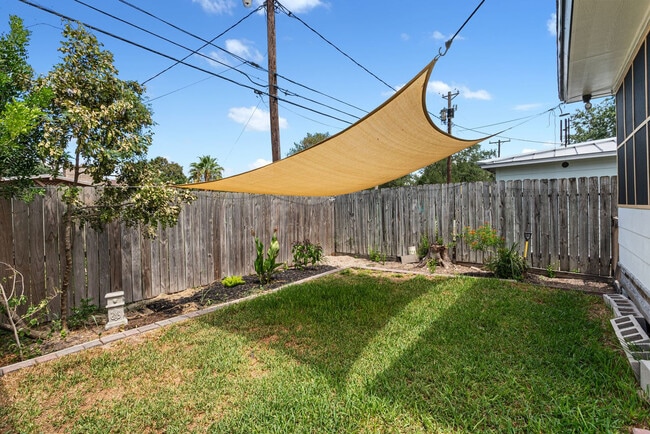 Building Photo - 306 Naples St