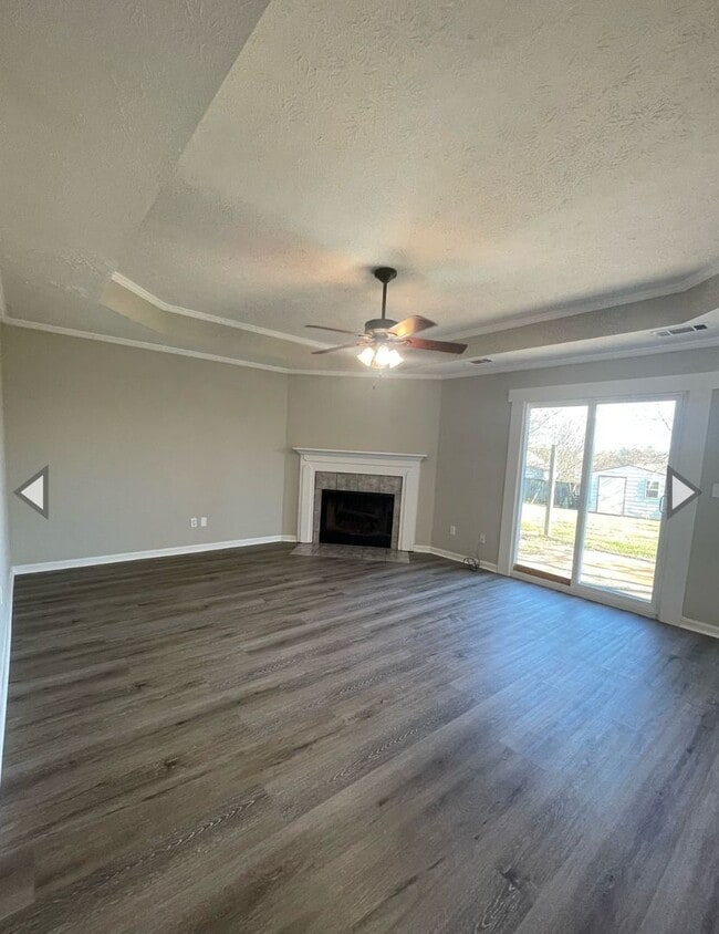 Building Photo - Spring Hollow Drive in Deatsville in Quiet...