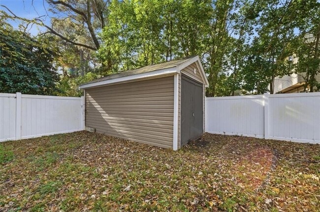 Building Photo - 1325 W Little Creek Rd