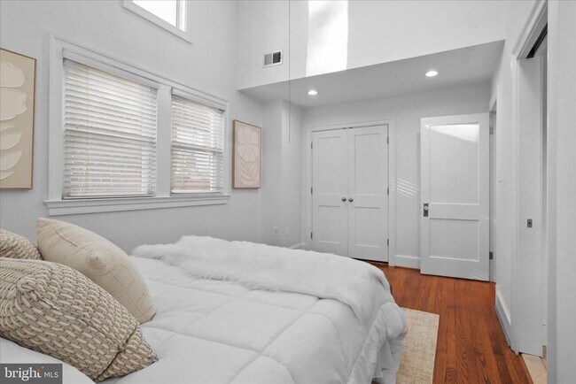 Building Photo - 521 Quintana Pl NW