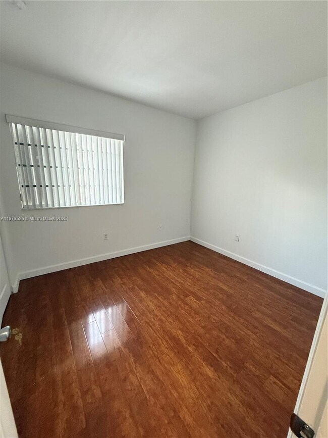 Building Photo - 373 NE 26th Pl