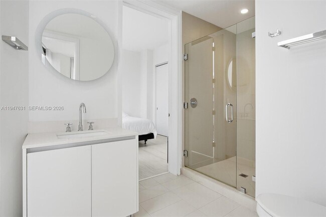 Building Photo - 2831 S Bayshore Dr