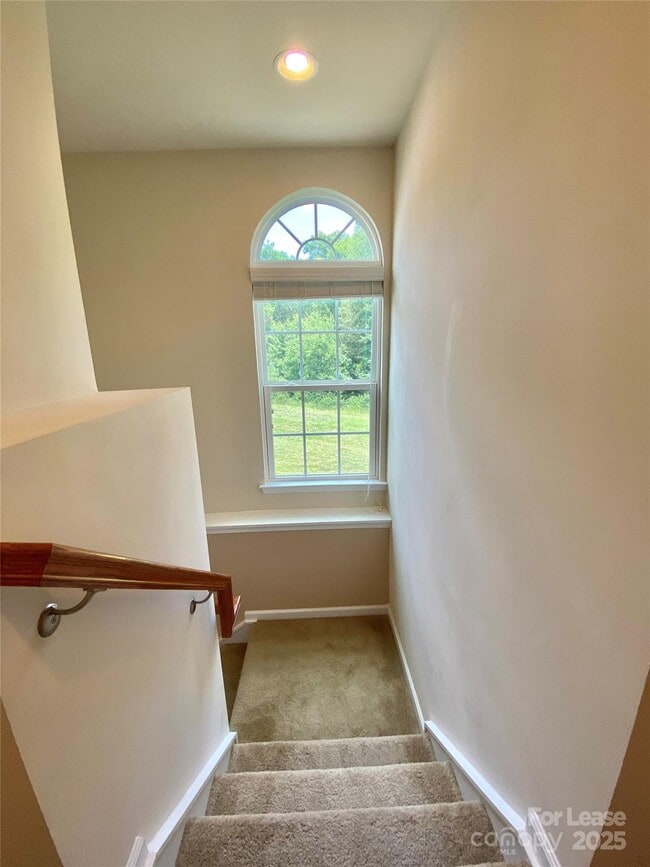 Building Photo - 2601 Silverthorn Dr