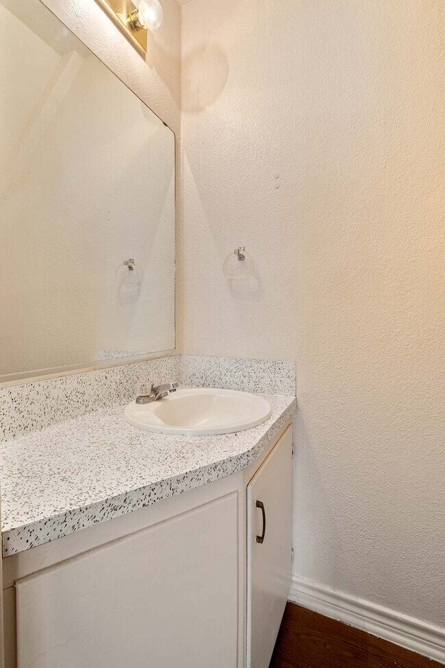 Building Photo - 2 Bedroom, 1.5 Bath Apartment In Lockhart