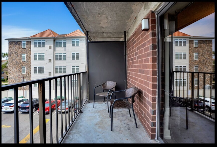 Building Photo - 10 N Wood Ave