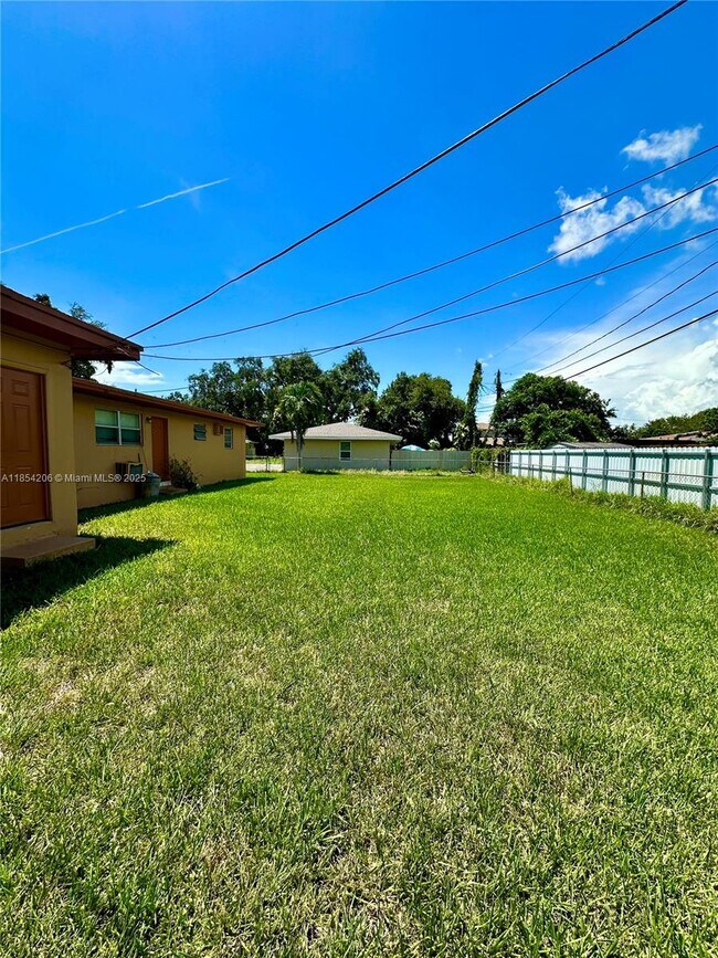 Building Photo - 15002 NE 11th Ct