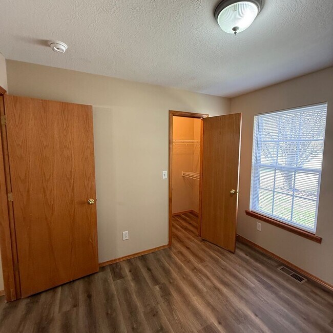 Building Photo - Updated 3 bedroom 2 bathroom home in Clever