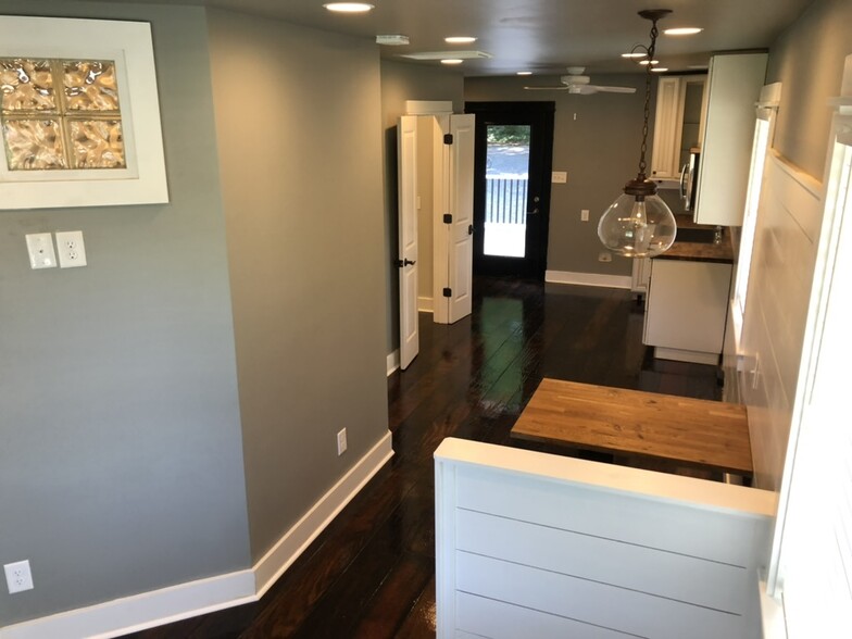 Built-in sitting area in the kitchen - 20400 Church St