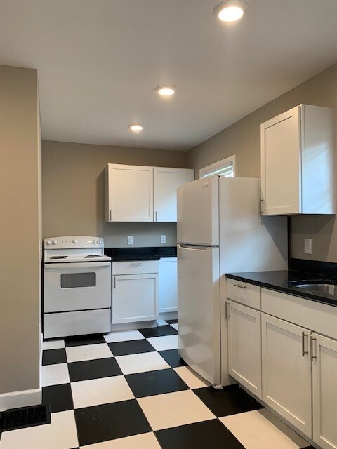 Building Photo - 827 W 44th St