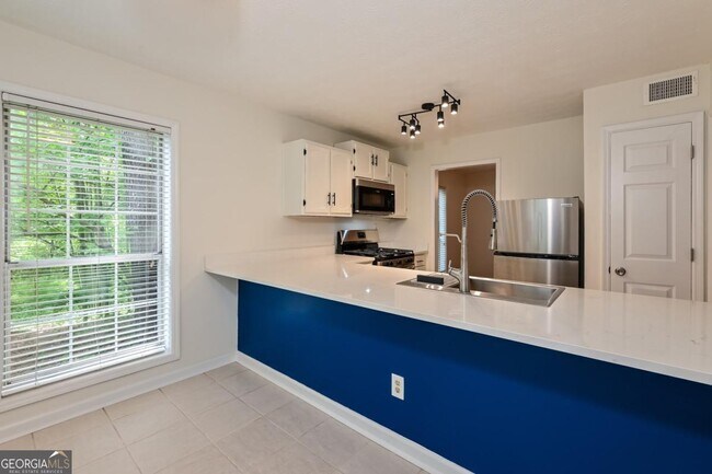 Building Photo - 201 Lenox Way NE