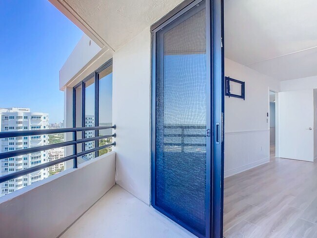 Building Photo - Stunning Penthouse Rental with Intracoasta...