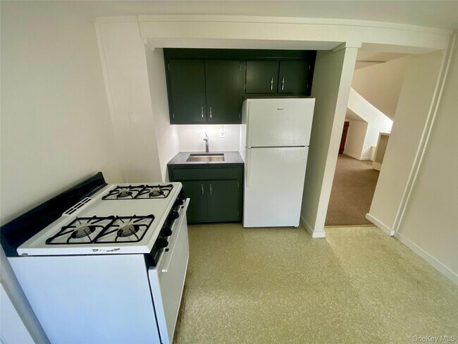 Building Photo - 6 Willow Ave