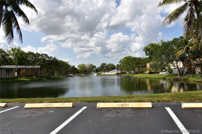 Building Photo - 400 Palm Cir W