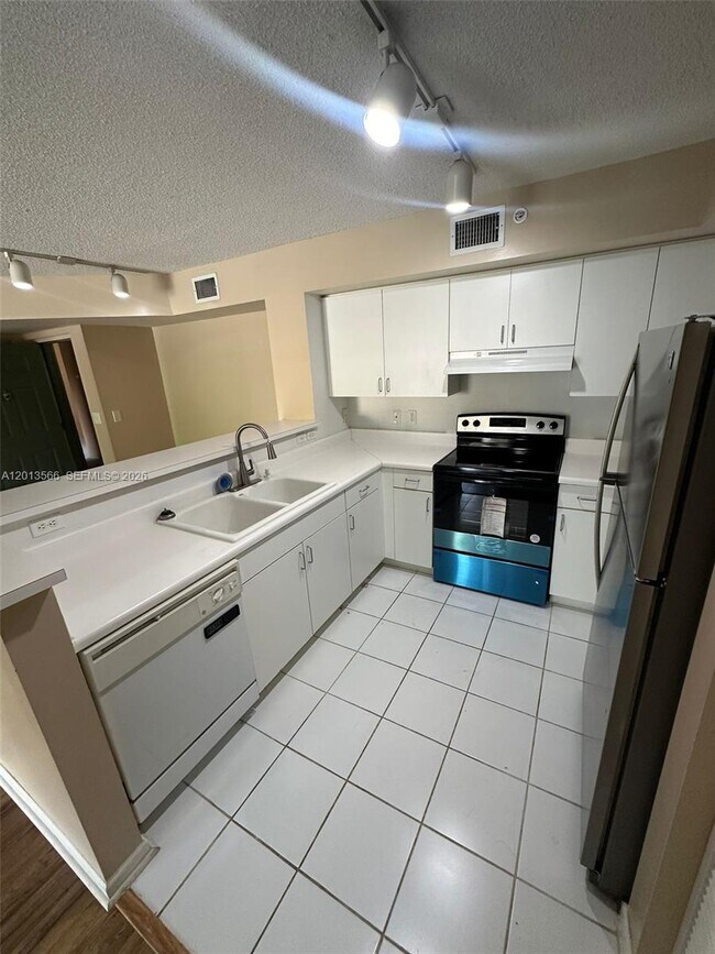Building Photo - 4828 N State Rd 7