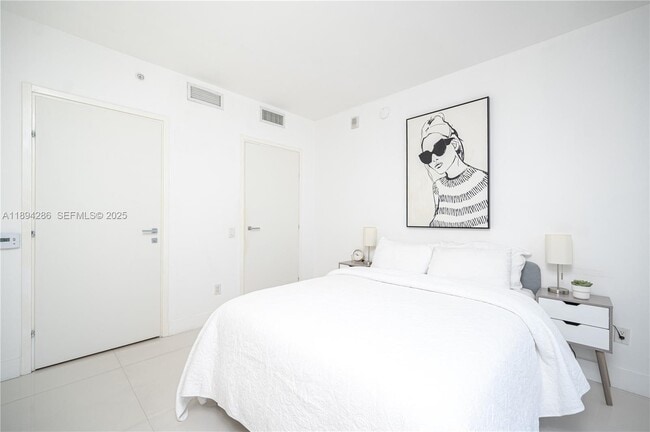 Building Photo - 1300 Brickell Bay Dr