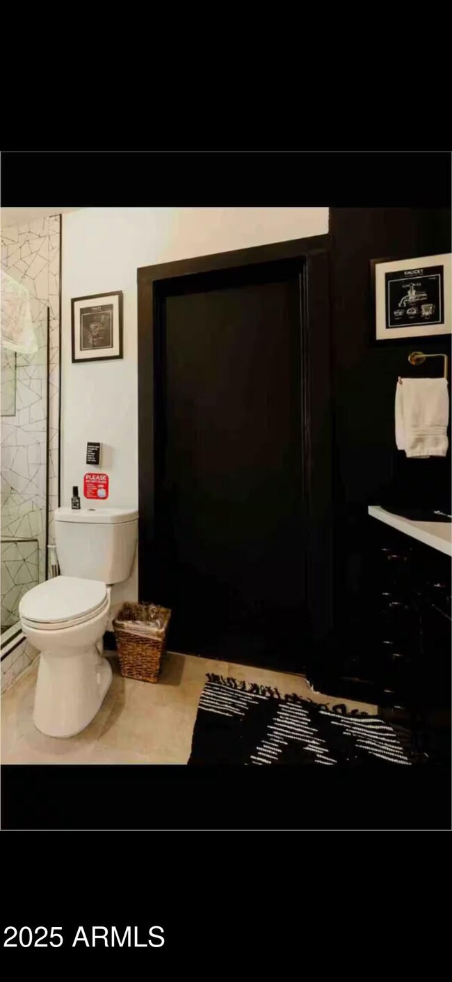 Building Photo - 1055 E Whitton Ave