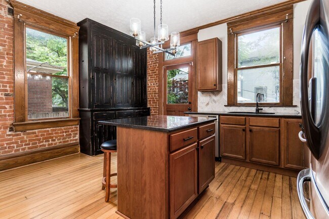 Building Photo - 104 Thurman Ave