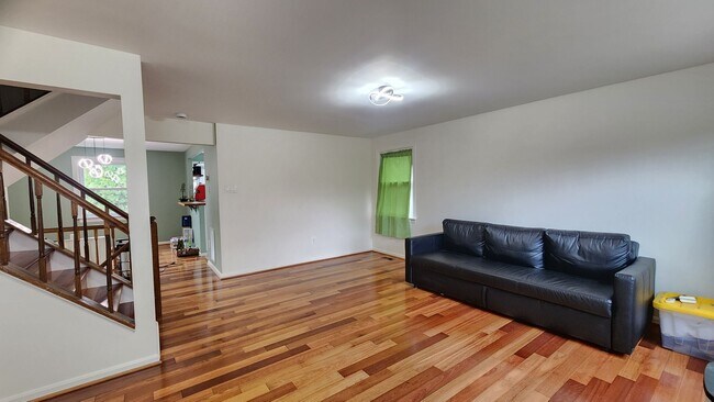 Building Photo - Beautifully Remodeled  End-Unit Townhome