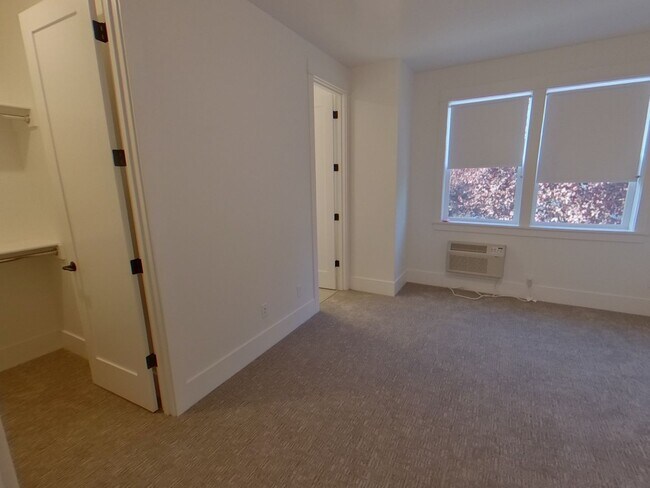 Building Photo - Beautiful 6 bedroom Campus Home!
