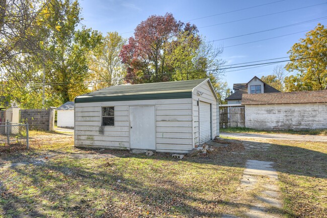 Building Photo - 1510 S Moffet Ave