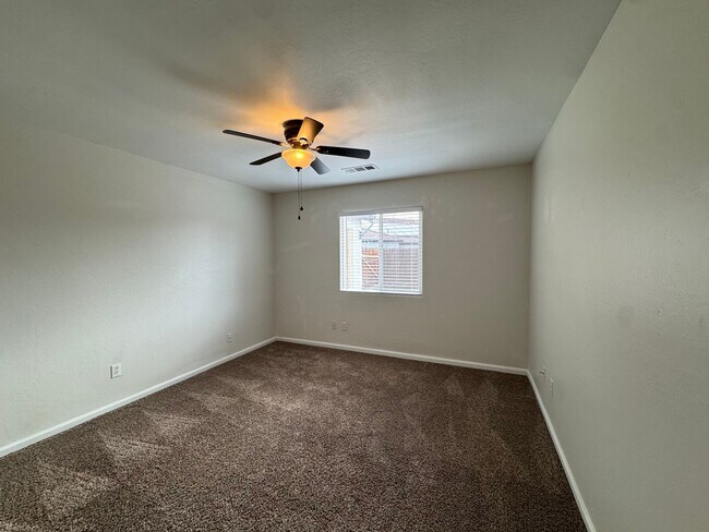 Building Photo - Spacious SW Bakersfield home!