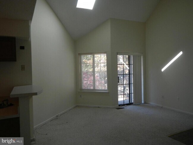 Building Photo - 10817 Amherst Ave