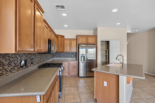 Building Photo - 6028 S Meadow Breeze Dr
