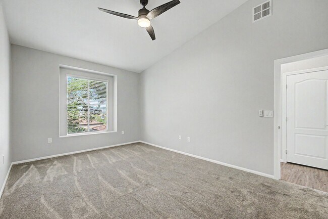 Building Photo - 2 BEDROOM CONDO WITH MOUNTAIN VIEWS!