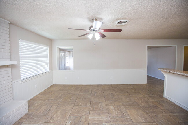 Building Photo - Beautiful 3/2 with a Bonus Room!