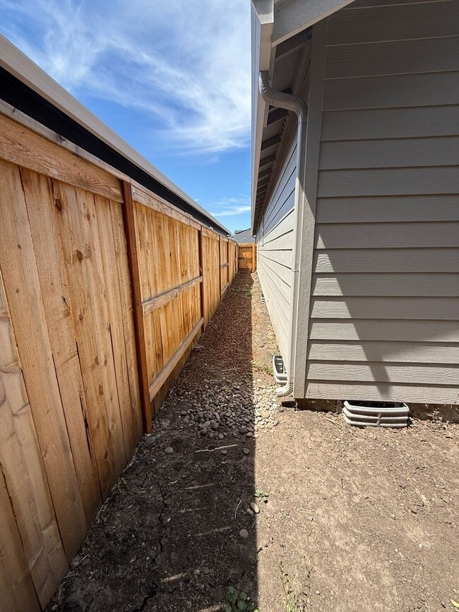 Building Photo - Beautiful 3 Bedroom 2 Bathroom Home Available Now