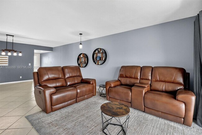 Building Photo - 13100 SW 11th Ct