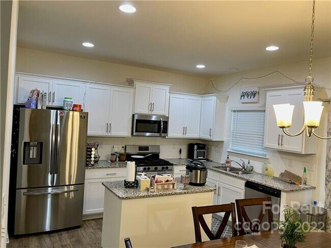 Building Photo - Captivating Single Family Home | 3 BR/2.5BA | 1-Car Covered Parking |In Highland Park