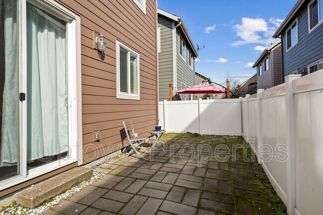 Building Photo - 9284 SW Sweek Dr