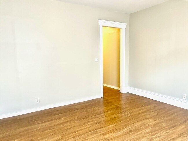 Building Photo - Spacious 4 bedroom in Portland-Section 8 Accepted **1/2 off first months rent**