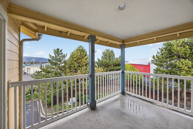 Building Photo - Spacious 2 Bedroom, 2 bath 2nd Floor Apartment