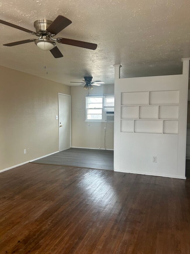 Building Photo - Super cute, Southlawn cutie!