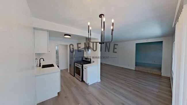Building Photo - Stunning 2nd Story 3 Bedroom Condo in Woodlake Villas, La Habra