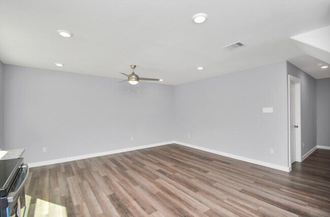 Building Photo - For Lease | 3 Bed, 2 Bath | 1,150 Sq Ft | Warwick Place |