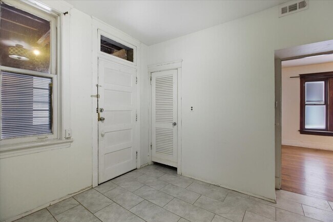 Building Photo - 4002 N Southport Ave