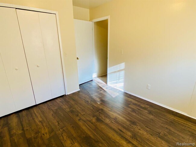 Building Photo - 15646 Dupage Blvd
