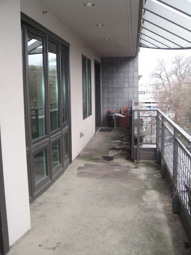 Building Photo - NO PARKING/2+ bed/2 bath top floor condo w...