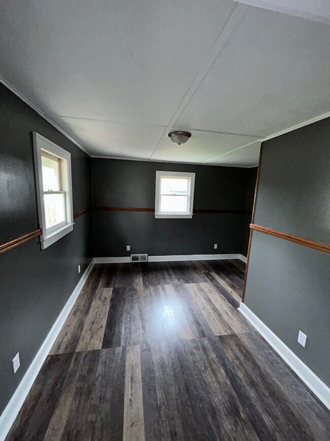 Building Photo - 704 E Renrose Ave