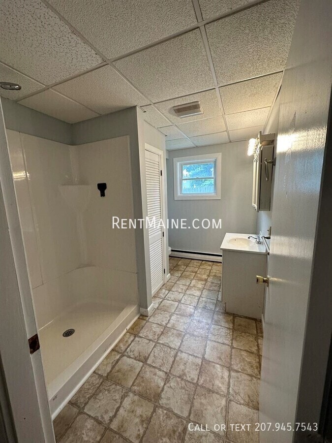 Building Photo - 203 Center St