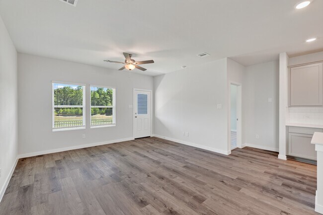 Building Photo - 7762 Bergamot Cir