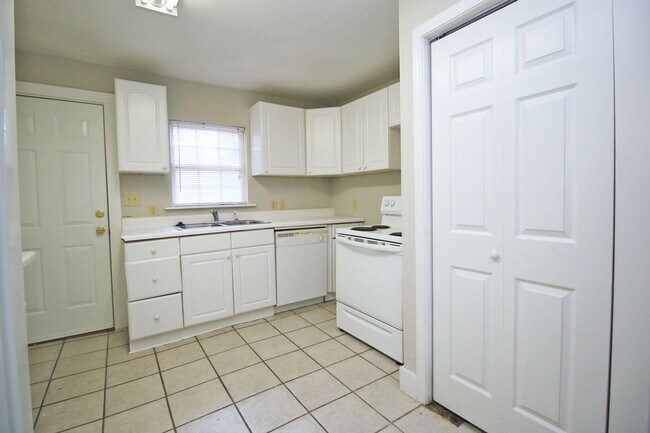 Building Photo - 2026/2027 PRE-LEASE! 5 Bedroom - Close to USC Walking distance to Williams Brice stadium