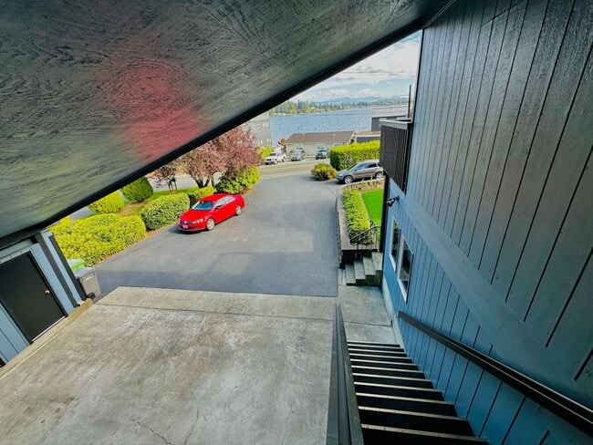 Building Photo - Newly Remodeled Top-Floor Duplex w/ Lake a...