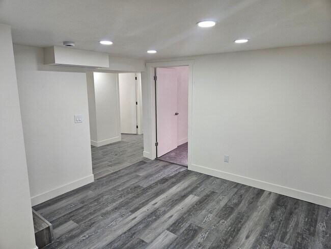 Building Photo - Roy Duplex
